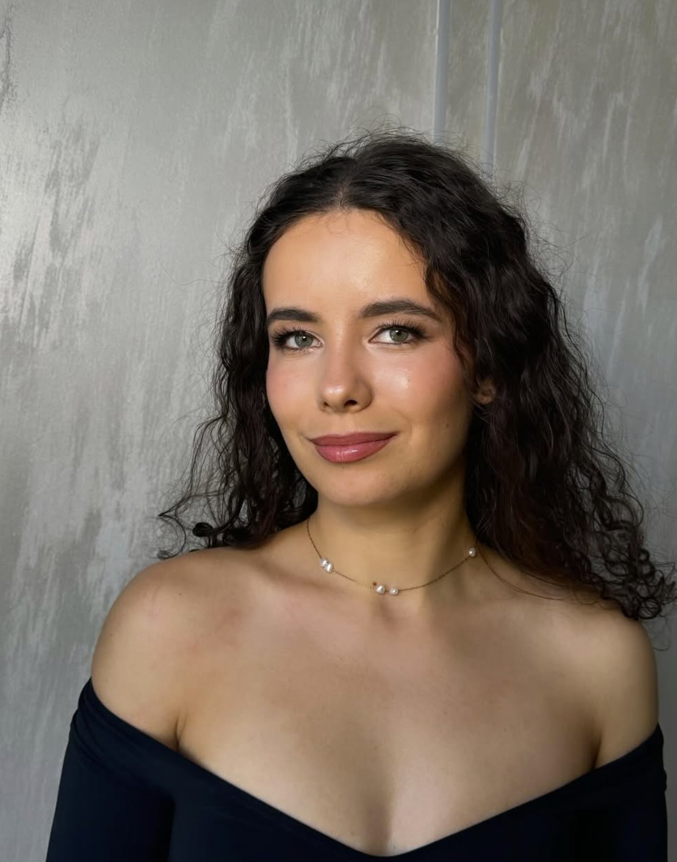 Natural curls and fresh, radiant skin
